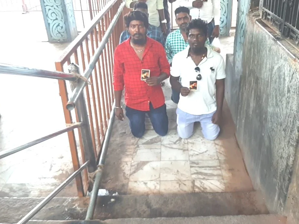 சிம்புவுக்காக மண்டியிட்டு படிக்கட்டில் ஏறிய ரசிகர்கள்