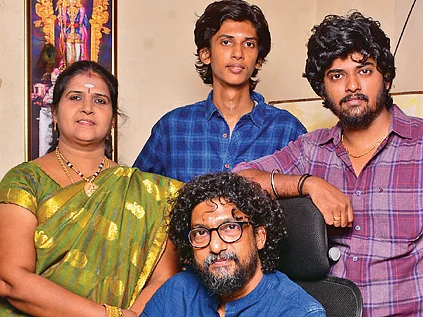 ஓவியம்: இளையராஜாவின் நெகிழ்ச்சி... ரஜினியிடம் இருக்கும் ஓவியம்... விகடனின் அங்கீகாரம்...
