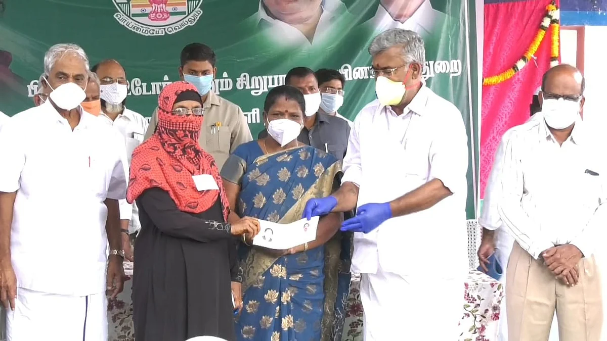 முஸ்லிம் மகளிர் சங்கப் பயனாளிகள் - நிதி உதவி அளித்த அமைச்சர்