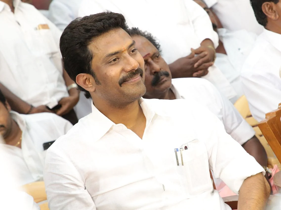 தேனி: குமாரை `கட்’ செய்த தேனி எம்.பி! - மத்திய அமைச்சர் பதவிக்குப் பெயர் மாற்றமா?