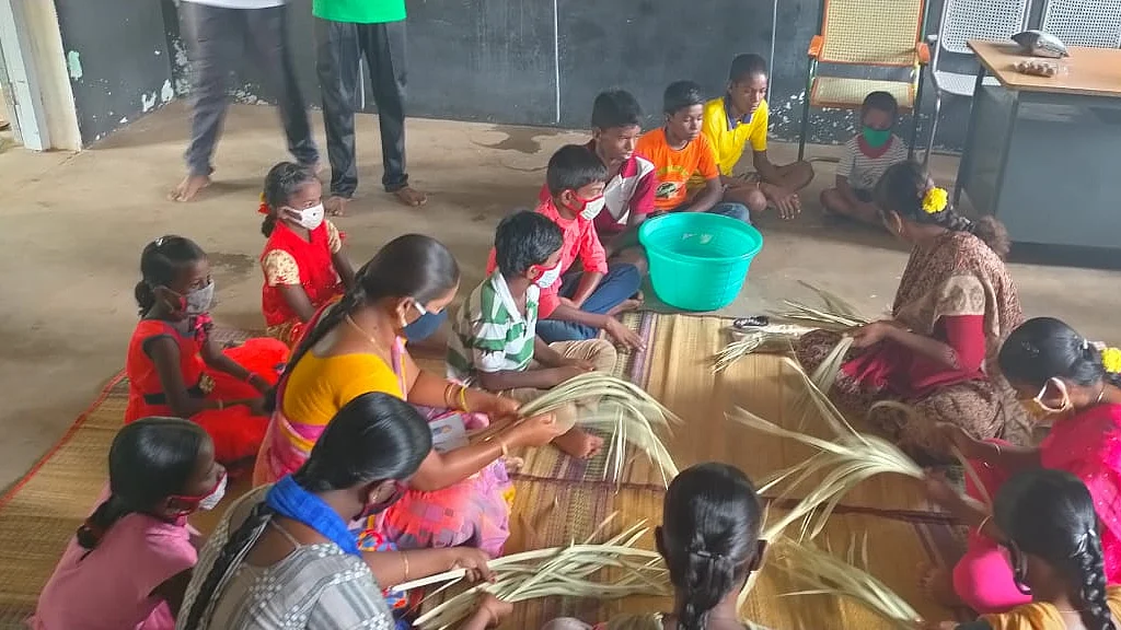 பயிற்சி பெறும் பெண்கள்