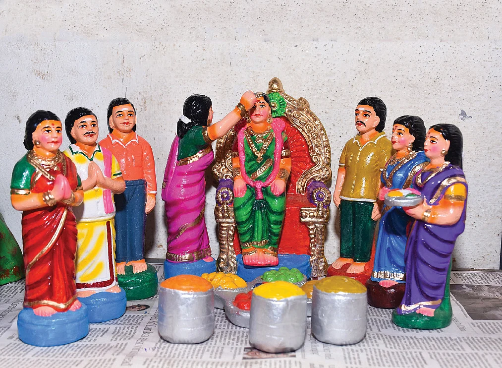 “பொம்மைகளைக்கூட சிரிச்ச மாதிரி வடிவமைக்கிறோம். ஆனா...”