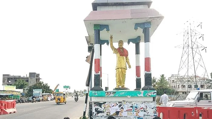 எம்.ஜி.ஆர் சிலைக்கு காவித்துண்டு