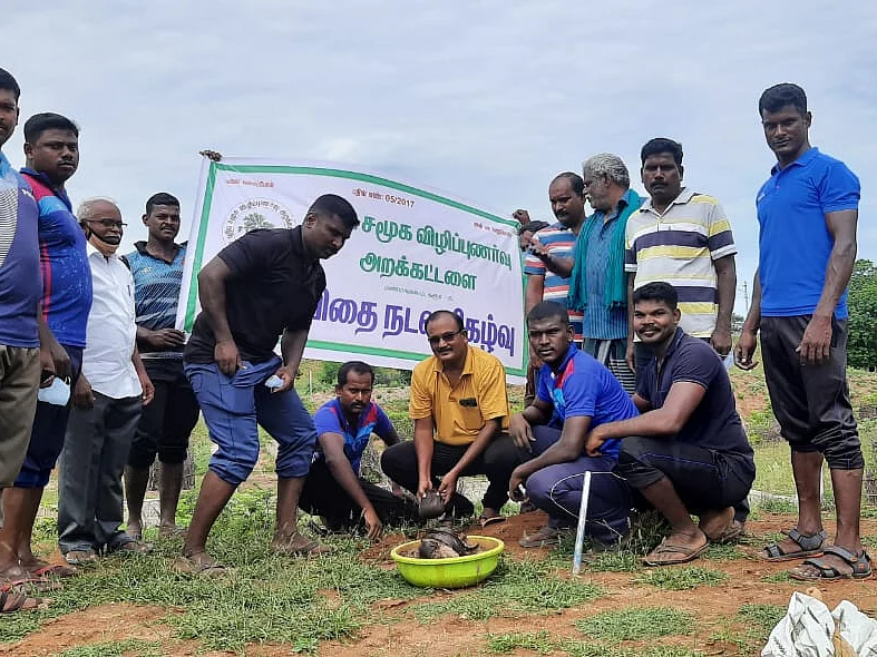``இந்த மாவட்டத்தைப் பசுமையா மாத்தணும்!" - பனைவிதைகள் நடும் ஆயுதப்படை காவலர்கள்
