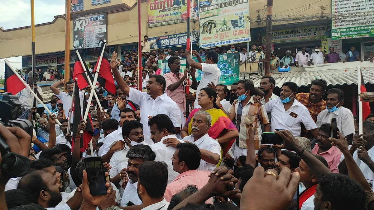 தி.மு.க கொடியேற்றிய கீதாஜீவன்