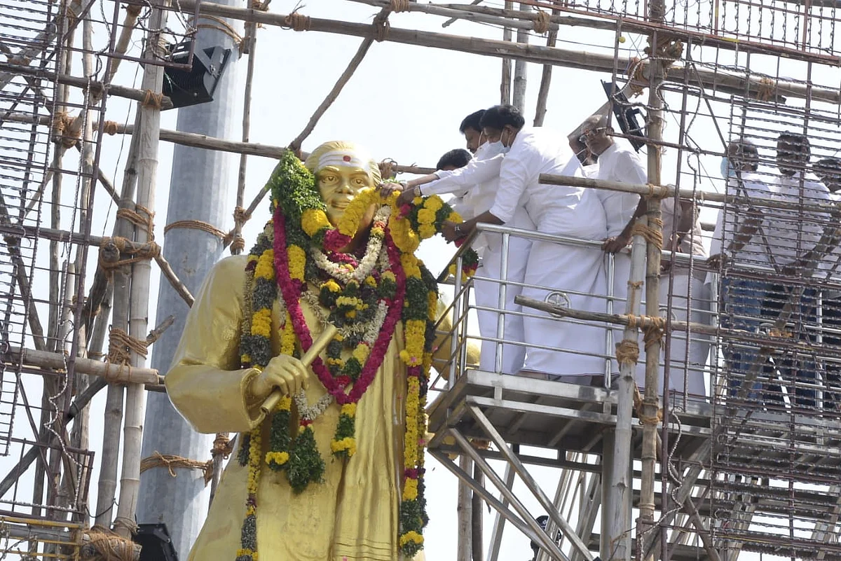 தேவர் சிலைக்கு மாலை அணிவித்த திவாகரன்