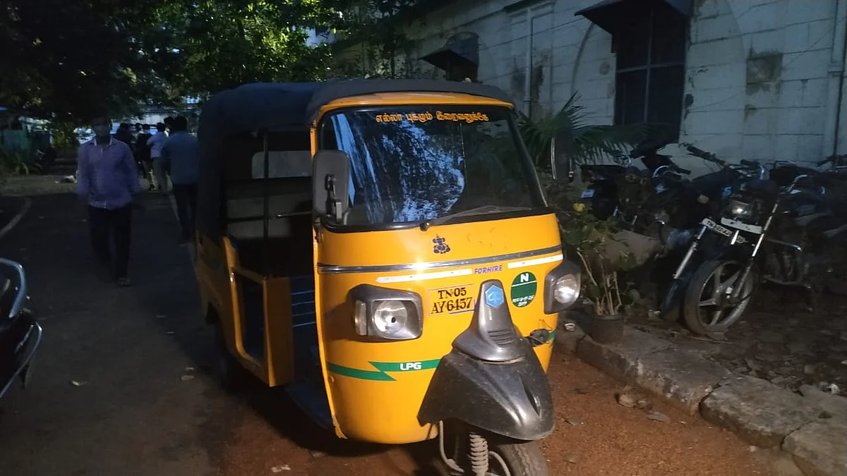 பறிமுதல் செய்யப்பட்ட ஆட்டோ