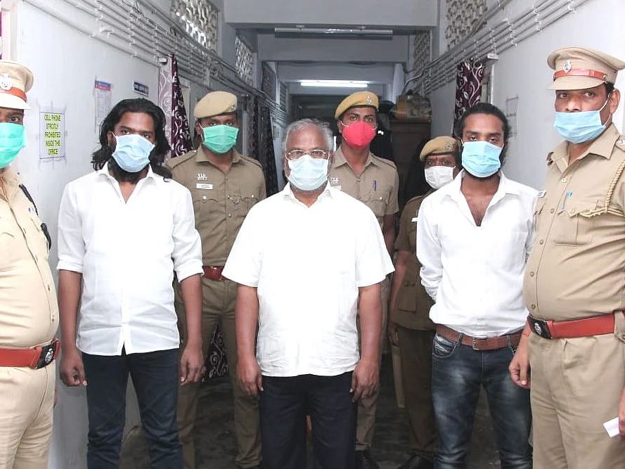 வேலூர்: `சி.எம்.சி மருத்துவ சீட்; ரூ.57 லட்சம் மோசடி!’ - பாதிரியார் உட்பட 3 பேர் கைது