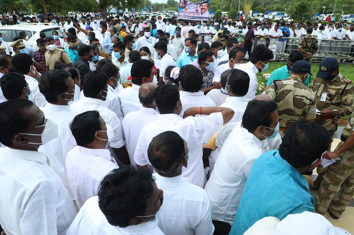 விமான நிலையத்தில் தொண்டர்கள்