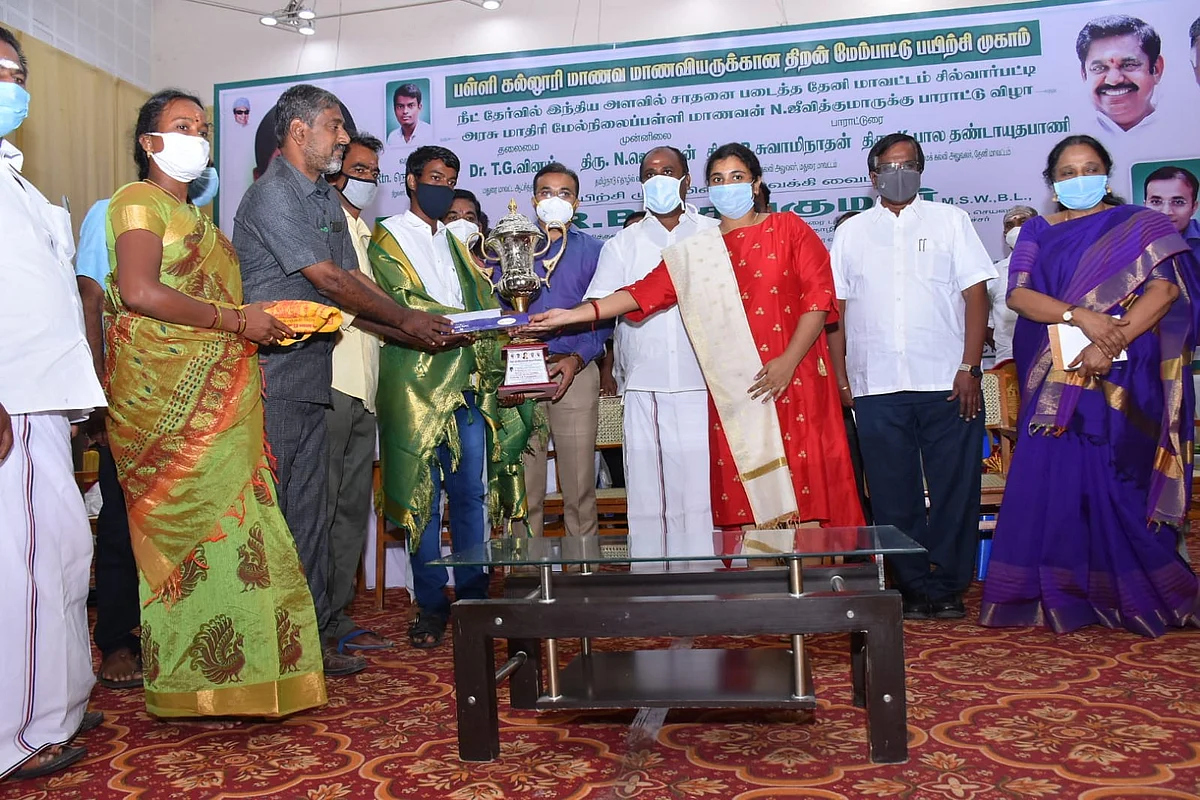 அமைச்சர் மகள் பரிசு வழங்குகிறார்