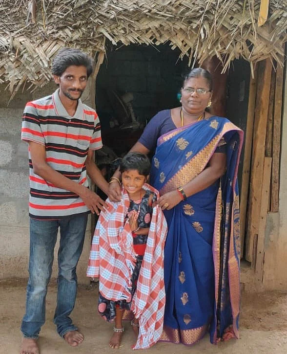 யாசினிக்கு சால்வை அணிவிக்கும் கலா