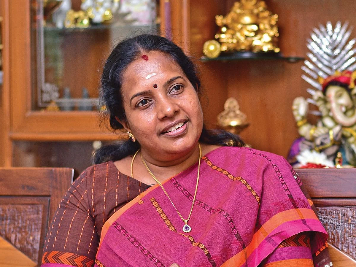 ``இந்தி தெரியாதுன்னு தெரிஞ்சும்தான தேசிய தலைவராக்கியிருக்காங்க?" - வானதி சீனிவாசன்