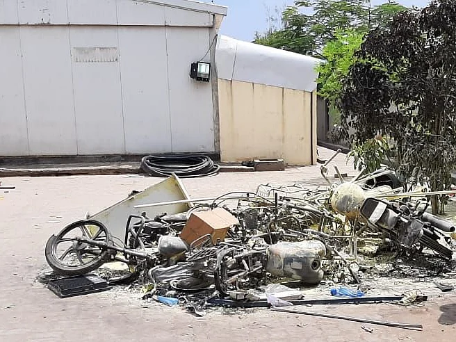 `தொழிலாளர்கள் மோதல்; தீவைத்து எரிக்கப்பட்ட டூ வீலர்கள்!' - கலவரபூமியான காட்டுப்பள்ளி