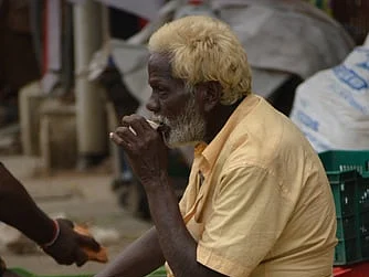 அதிகாலை கடுங்காப்பி.. டெய்லர் கடை இட்லி கெட்டி சட்னி..! - கிராமத்து இளைஞரின் ஜில் அனுபவம் #MyVikatan