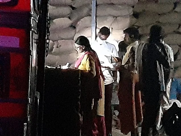 திருவாரூர்: நள்ளிரவில் சோதனை, 155 நெல் மூட்டைகள் பறிமுதல்... அதிரடி காட்டிய லஞ்ச ஒழிப்பு துறை!