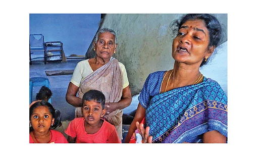 “சொந்த நாட்டுலயே அகதியா வாழுறோம்!” - குடிநீர், மின்சாரமின்றி தவிக்கும் குடும்பங்கள்!