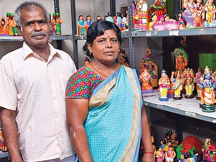“பொம்மைகளைக்கூட சிரிச்ச மாதிரி வடிவமைக்கிறோம். ஆனா...”