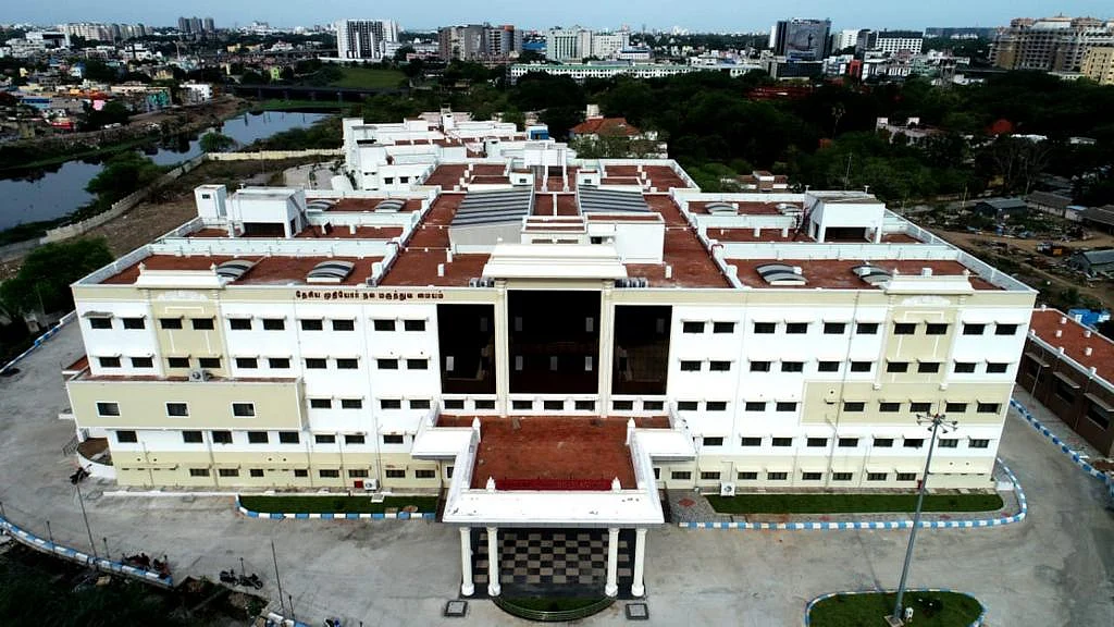 புதிய நூலகம் அமைக்கப்பட்டுள்ள கொரோனா மருத்துவமனை