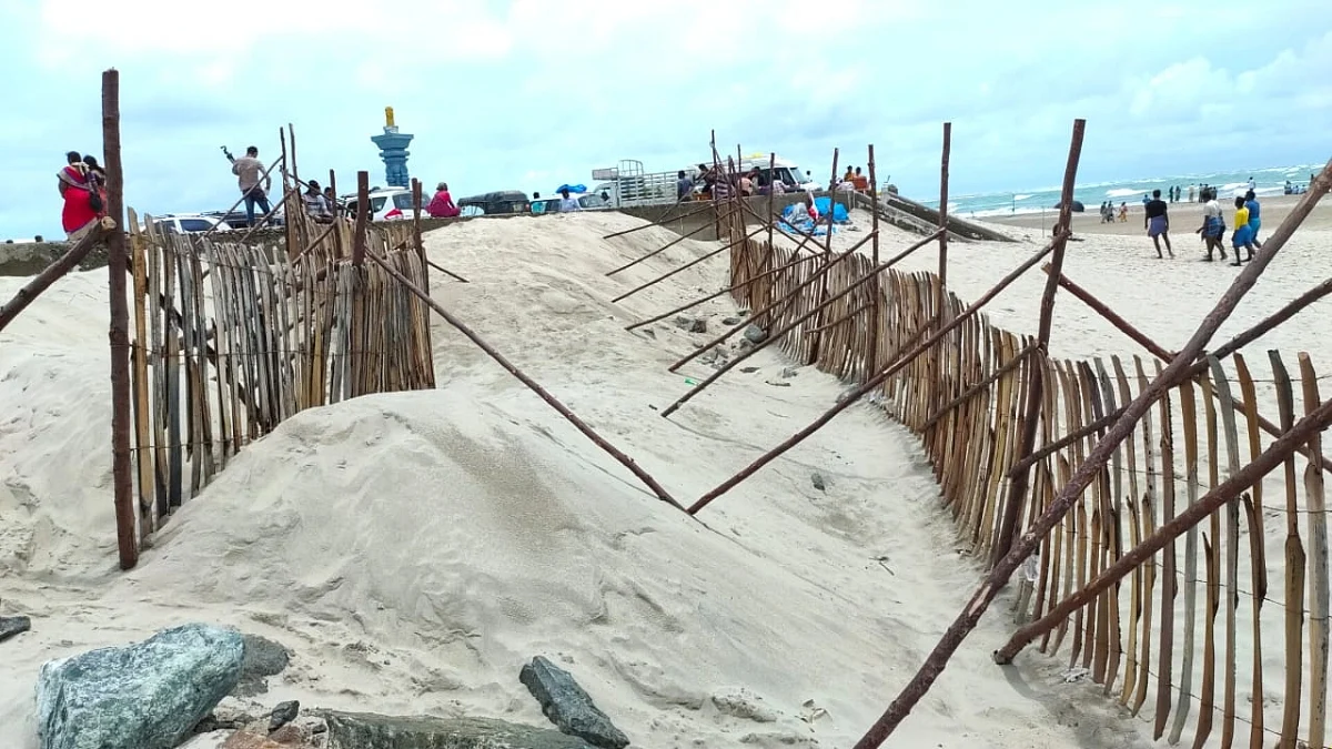 கடந்த ஆண்டு அமைக்கப்பட்ட பனை மட்டைத் தடுப்பு (ஃபைல் படம்)