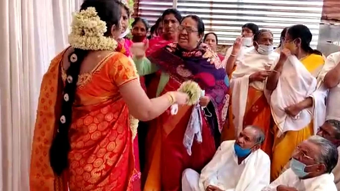 உறவினர்களுடன் மணப்பெண்