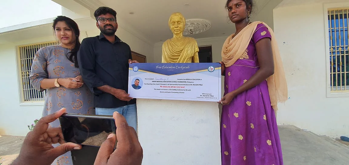 அனிதா சிலை முன்பு செளந்தர்யா