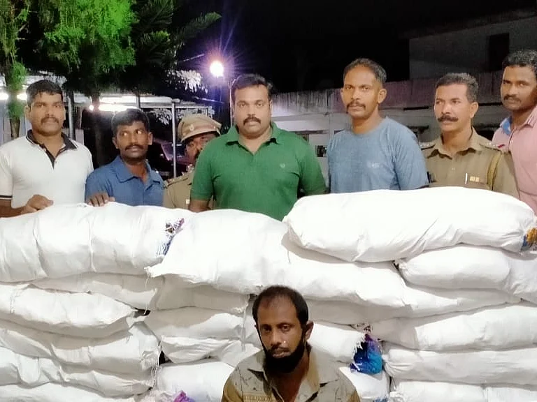 கேரளாவுக்குச் செல்லும் புகையிலை, ரேஷன் அரிசி மூட்டைகள்... கடத்தல் கேந்திரமான குமரி எல்லை?