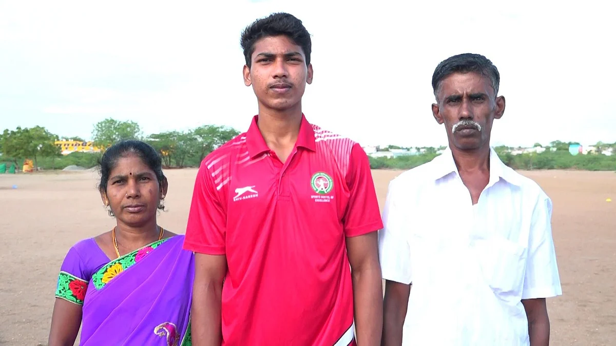 பெற்றோர்களுடன் மாரிஸ்வரன்
