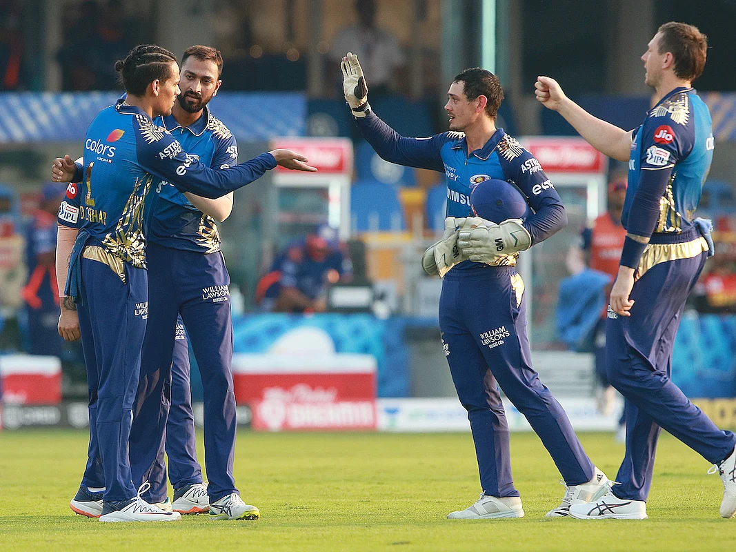 IPL 2020: வெற்றிகளால் மிரட்டும் மும்பை... வலுவிழந்து வீழ்ந்த ஹைதராபாத்! #MIvSRH