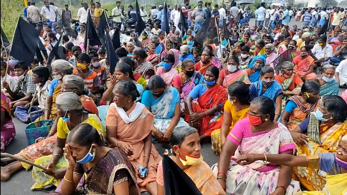 போராட்டத்தில் ஈடுபட்டுள்ள பெண்கள்
