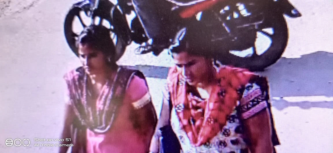 சிசிடிவியில் சிக்கிய பெண்கள்
