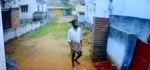 மரியசெல்வம் வீட்டு முன்பு பாலசுப்பிரமணியம்