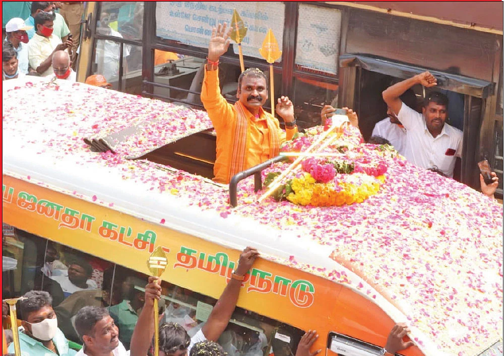 டபுள்கேம் எடப்பாடி... பணவேட்டை பழனிசாமி