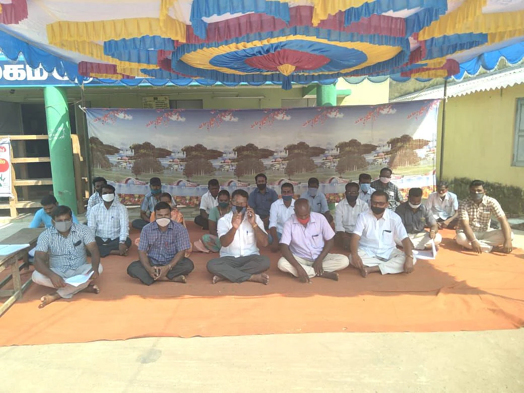 ஊராட்சி செயலாளருக்கு ஆதரவாக நடந்த போராட்டம்