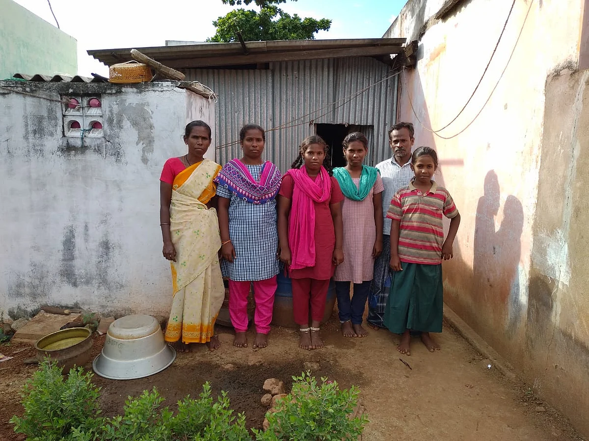 மாணவி தங்கப்பேச்சி குடும்பத்துடன்