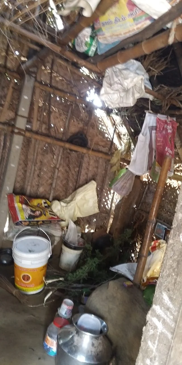 கஜாவில் சிதிலமடைந்த குடிசை