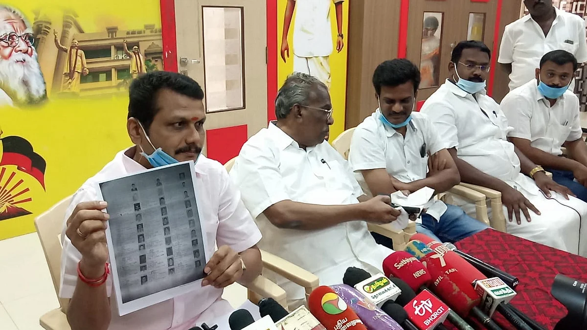 வாக்காளர் பட்டியலைக் காண்பிக்கும் செந்தில் பாலாஜி