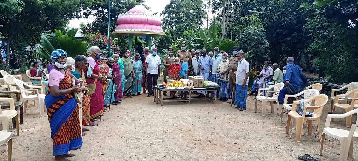 முதியோர்களுடன் ரமாதேவி