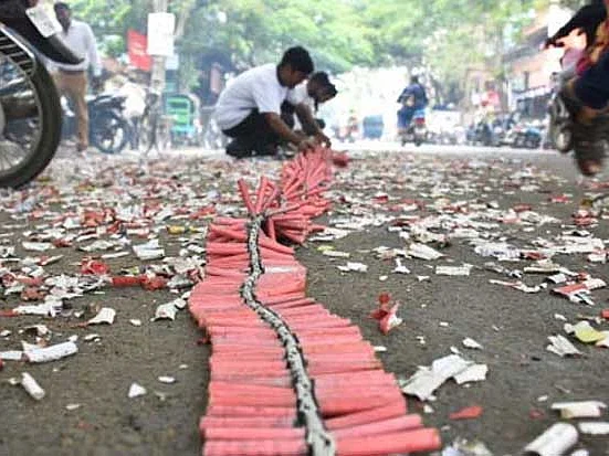 சிவகாசி: தடையால் ரூ.600 கோடி பட்டாசுகள் தேக்கம் - மீண்டும் உற்பத்தியைத் தொடங்கத் தயக்கம்!