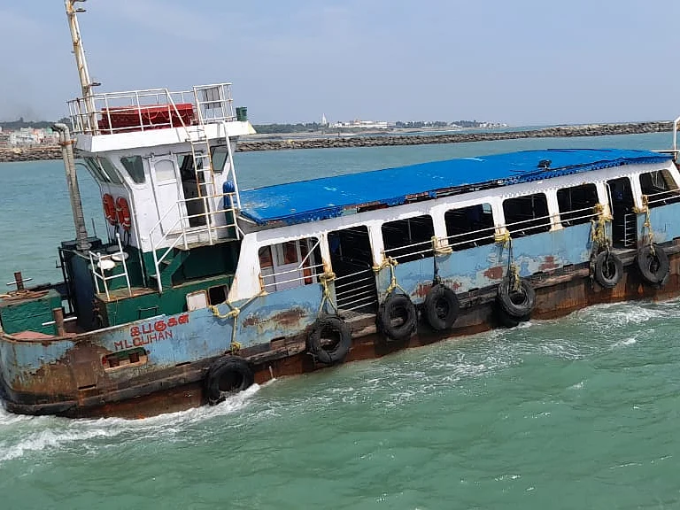 `சுற்றுலாப் பயணிகளை ஏற்றிச் செல்லத் தயாராகும் படகுகள்!’ - 8 மாதங்களுக்கு பின் களைகட்டும் குமரி