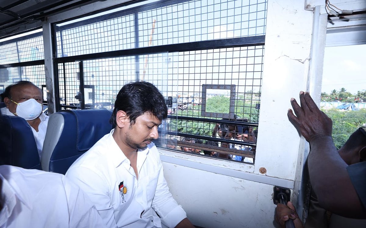 நாகை: `எத்தனை அடக்குமுறை வந்தாலும் பயணம் தொடரும்..!’ - மீண்டும் கைதான உதயநிதி