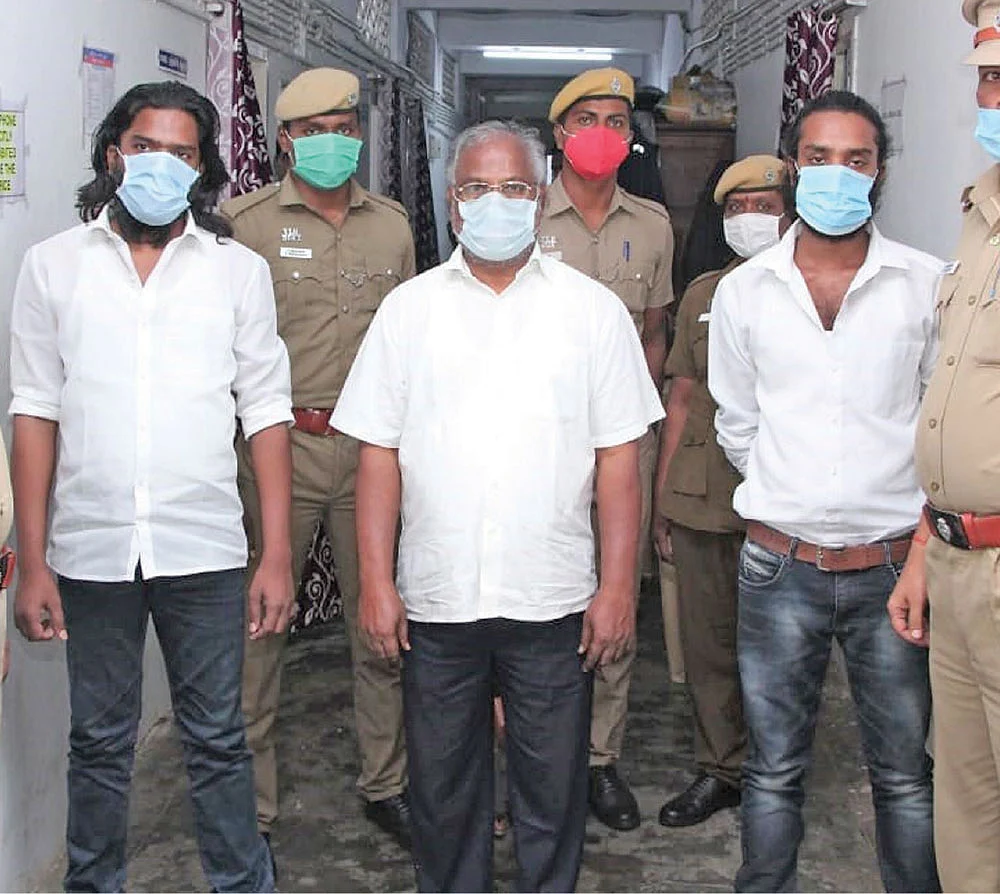 ரௌடி பாதிரியார்... செக்ஸ் சாமியார்!