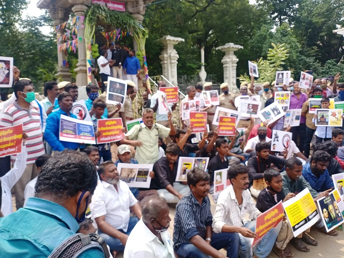 ஆர்பாட்டத்தில் பெரியாரிய உணர்வாளர்கள்