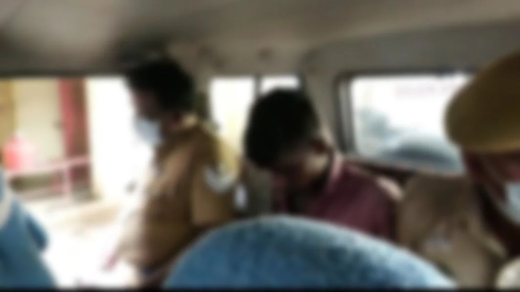 யுவராஜை அழைத்துச் செல்லும் காவலர்கள்
