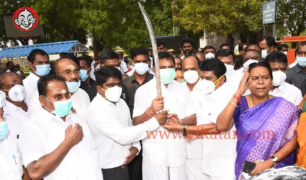 வாள் பரிசளித்த ஆறுமுக நயினார்