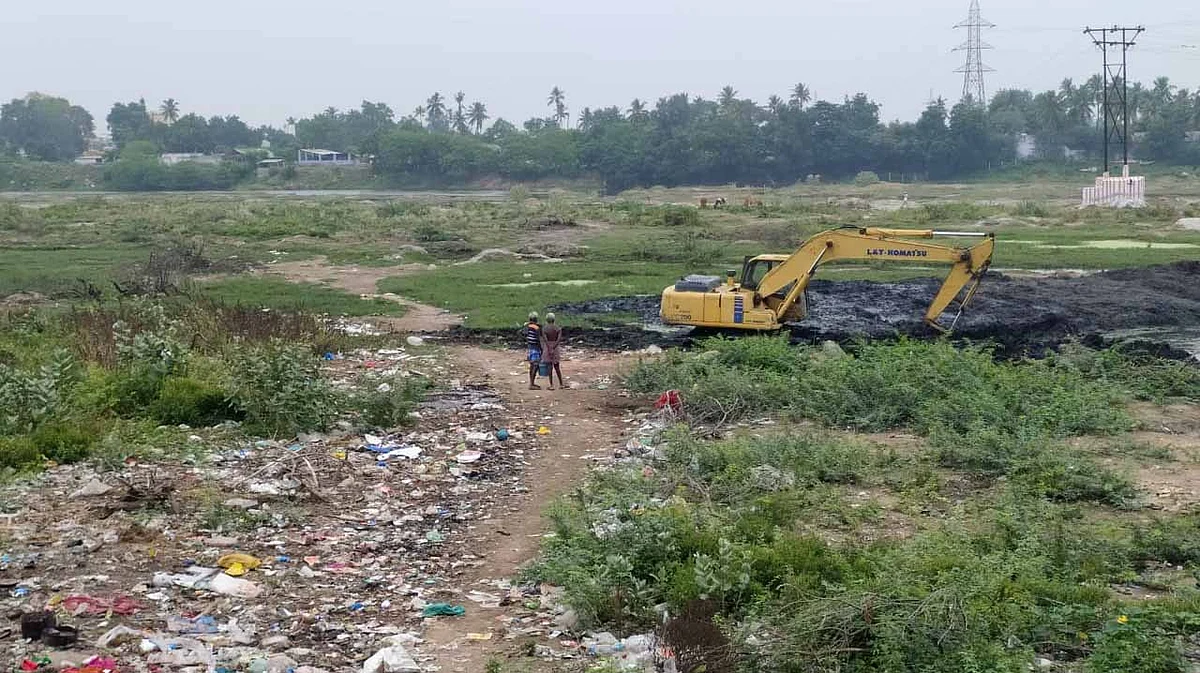 அமராவதி ஆற்றுக்குள் கால்வாய் வெட்டும் பணி