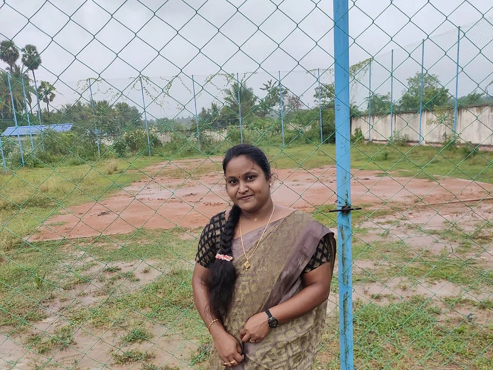 தஞ்சை: கஜா புயல் நிவாரணப் பணம்... அரசுப் பள்ளிக்காகச் செலவிட்ட பெண்!