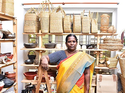 அரசாங்க வேலையிலிருந்து ஆர்கானிக் பொருள்கள் விற்பனைக்கு... மகேஸ்வரியின் மனசுக்குப் பிடிச்ச பிசினஸ்