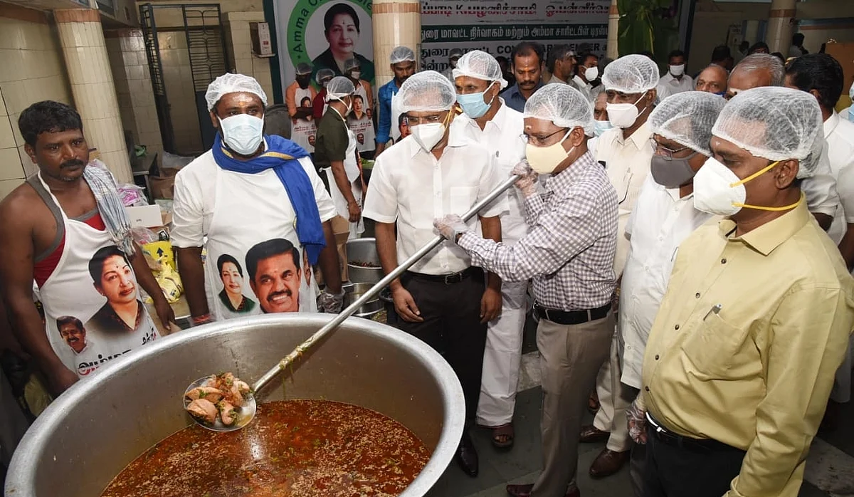 அம்மா கிச்சனில் கலெக்டர்
