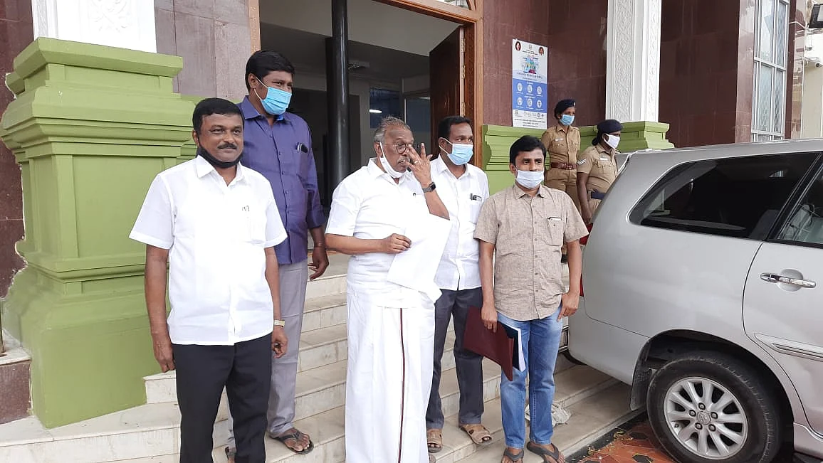 தி.மு.கவினர்களுடன் மணிராஜ்