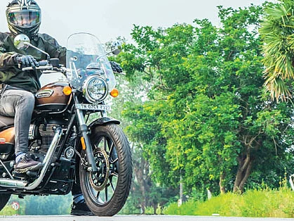 தண்டர்பேர்டு போய்... மீட்டியார் வருது டுப்... டுப்... டுப்...